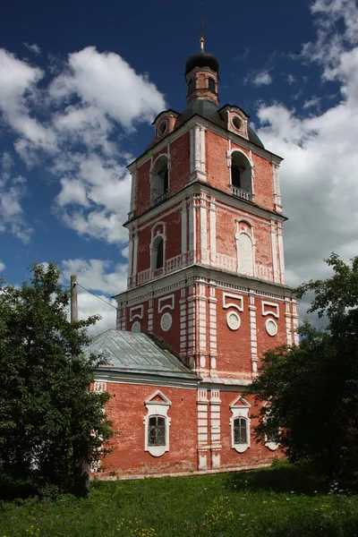 Rosja, yaroslavl region, pereslavl. Klasztor goritskii. Cerkiew Objawienia Pańskiego z dzwonnicą. — Zdjęcie stockowe