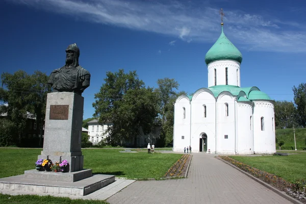 Pereslavl-zaleski. Megváltó Minorita templom és az emlékmű a jégmezők lovagja. — Stock Fotó