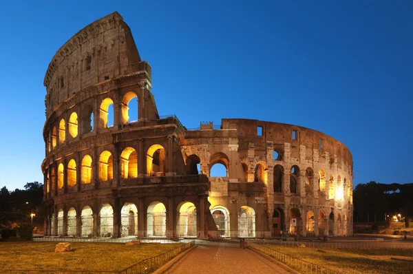 Koloseum v noci, Řím - Itálie — Stock fotografie