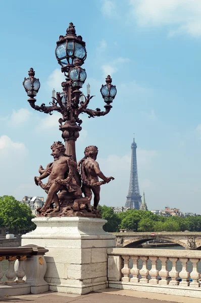 Pont alexandre iii & Eiffelova věž, Paříž - Francie. — Stock fotografie