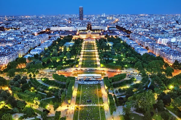 Vista nocturna del champ de mars, París - Francia — Stok fotoğraf