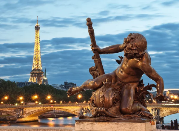 杜邦亚历山大三世桥和埃菲尔铁塔、 巴黎-法国 — 图库照片
