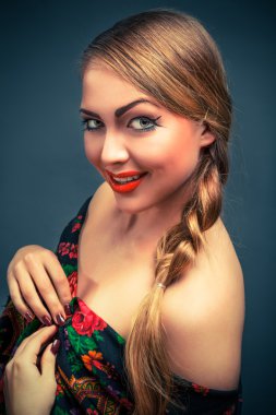 seksi sarışın bir kadın portresi