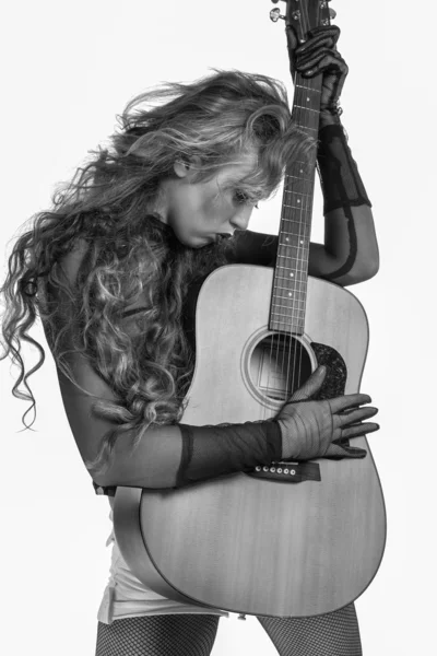 Rocker fată cu chitară acustică — Fotografie, imagine de stoc