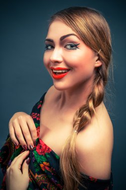 seksi sarışın bir kadın portresi