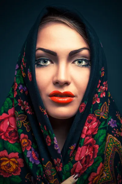 Underbara rysk kvinna i sjal — Stockfoto