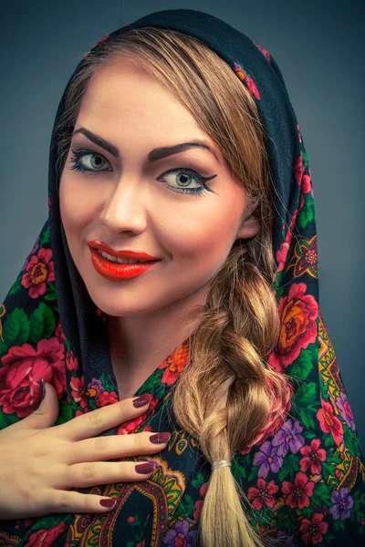 목도리에 화려한 러시아 여자 — 스톡 사진