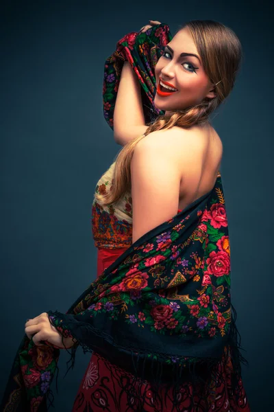 Splendida donna russa in scialle — Foto Stock