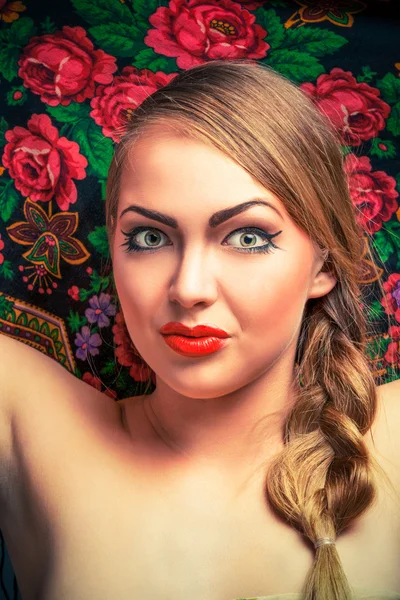 Prachtige Russische vrouw in sjaal — Stockfoto