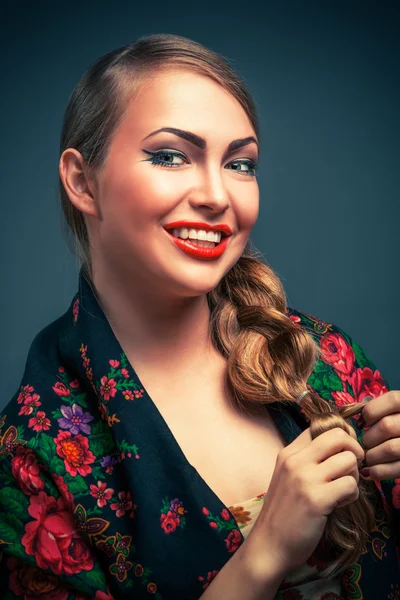 Preciosa mujer rusa en chal — Foto de Stock
