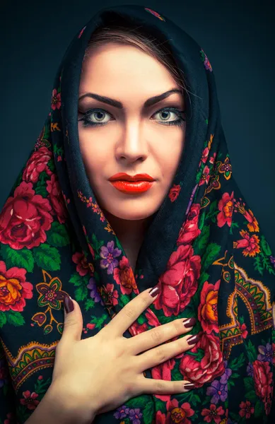 Gorgeous russian woman in shawl — Stock Photo, Image
