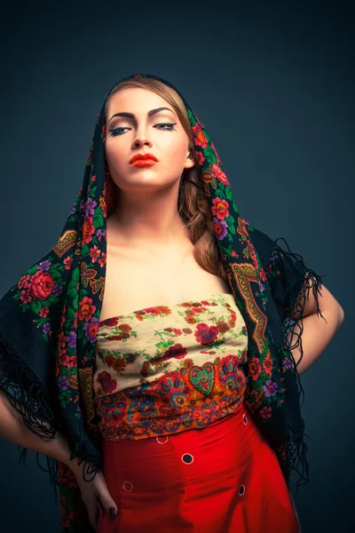 Gorgeous russian woman in shawl — Stock Photo, Image
