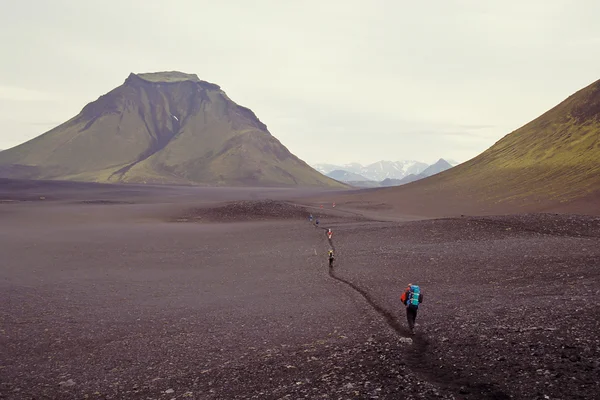 Caminata de senderismo Laugavegur cruzando un campo de cenizas, Islandia — Foto de Stock