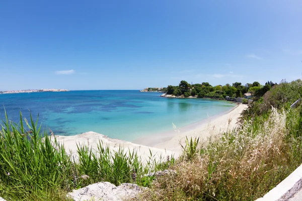 Krásné pobřeží na modré moře, siracusa, Sicílie, Itálie — Stock fotografie