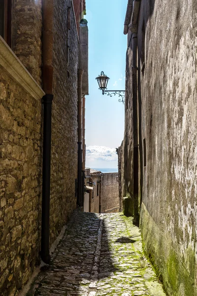 Blick auf die alte Straße in erice — Stockfoto