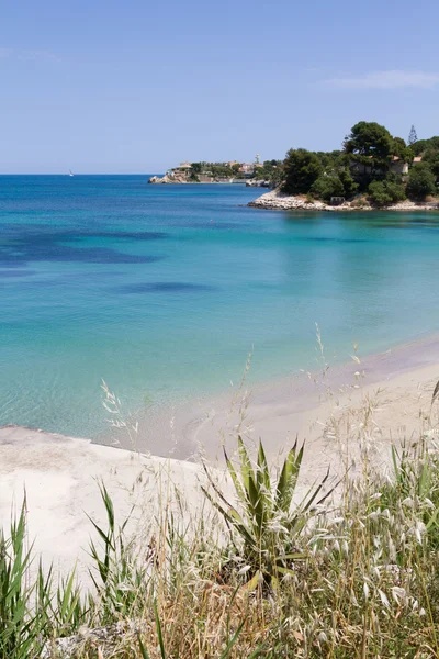 Gyönyörű tengerpart a kék tenger, siracusa, Szicília, Olaszország — Stock Fotó