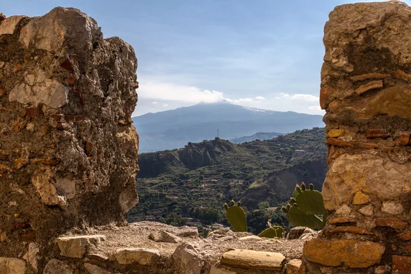 Taormina, messina göre yanardağı etna görüntüle — Stok fotoğraf
