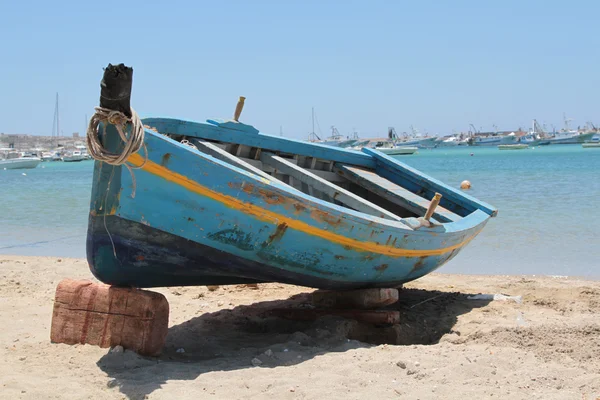 Лодка на пляже Лампедуза — стоковое фото