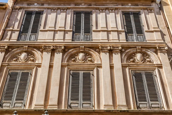 Las ventanas barrocas en Marsala — Foto de Stock