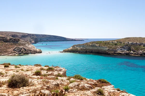 Puhdas kiteinen vedenpinta saaren ympärillä (Lampedusa ) — kuvapankkivalokuva