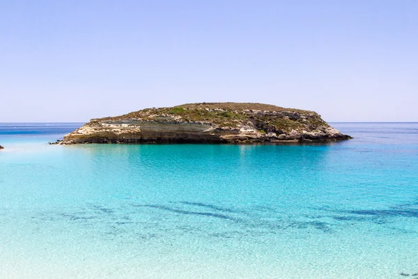 Reine kristalline Wasseroberfläche um eine Insel (Lampedusa) — Stockfoto