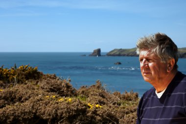 Olgun adam açık dikey