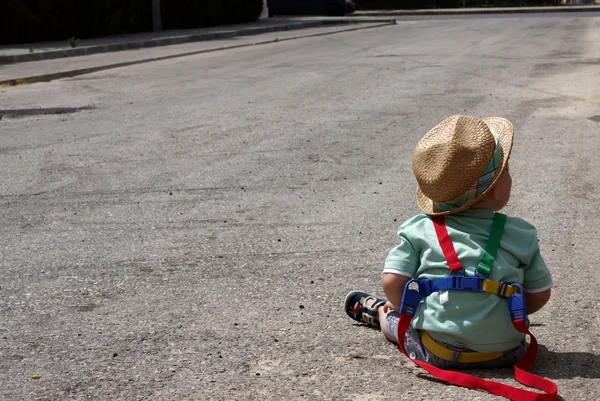 Дитина сидить у дорозі — стокове фото