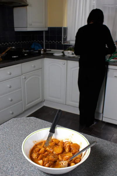 Bir kadın mutfakta — Stok fotoğraf