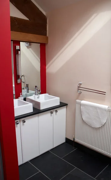 Moderni kylpyhuone — kuvapankkivalokuva