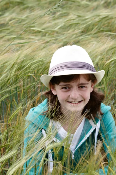 Ein junges Mädchen versteckt sich in einem Maisfeld — Stockfoto