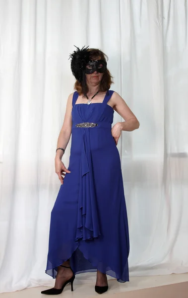 Una mujer en vestido de noche y máscara — Foto de Stock