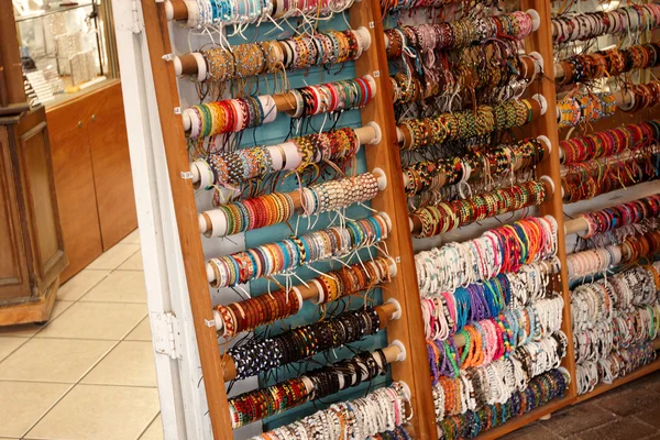 Uma exibição de loja de pulseiras — Fotografia de Stock