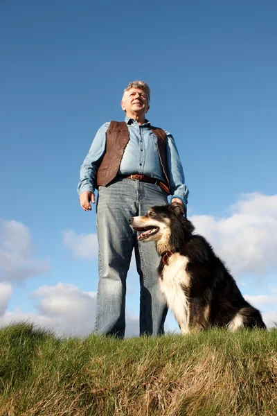 Olgun adam ve köpeği — Stok fotoğraf