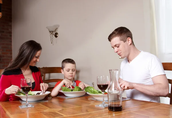 Een gezin dat van een maaltijd samen — Stockfoto
