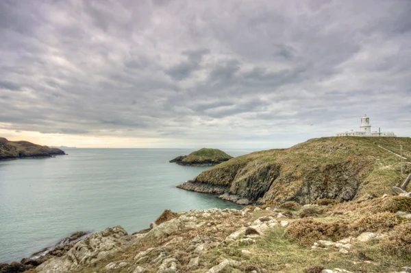 Um farol na costa de Pembrokeshire — Fotografia de Stock