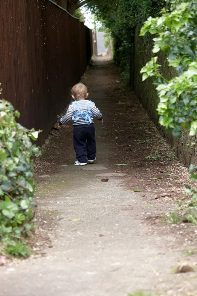 Un petit garçon marchant dans une ruelle — Photo