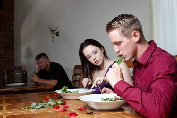 Un cuplu tânăr care ia masa împreună — Fotografie, imagine de stoc
