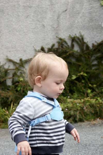 Dítě chodit venku — Stock fotografie