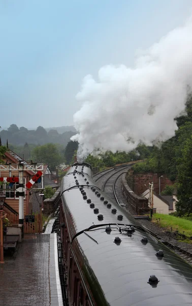Un tren de vapor en la estación — Foto de Stock