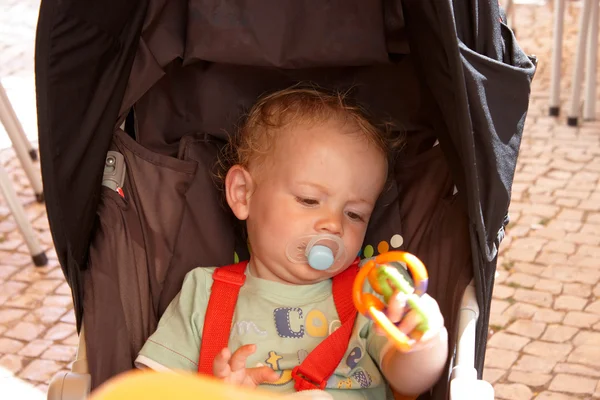 Ett barn i en barnvagn — Stockfoto