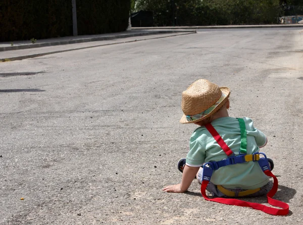 A toddler sitting on the road — Stock Photo, Image