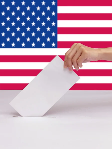 Oy oy beyaz kutu yuvaya koyarak kadın el izole bir — Stok fotoğraf