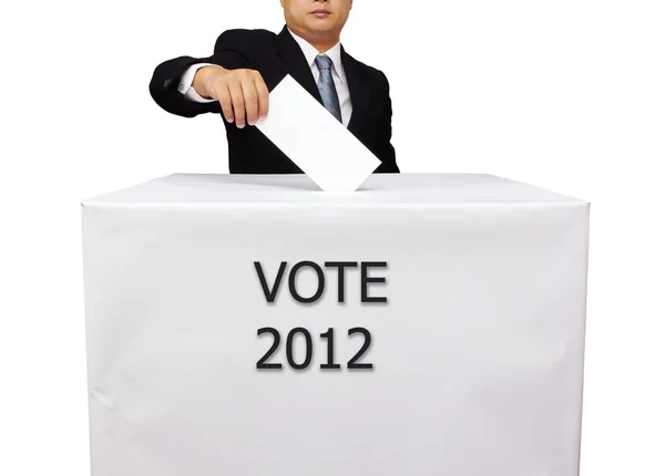 Gentleman main mettant un bulletin de vote dans la fente de l'isol boîte blanche — Photo
