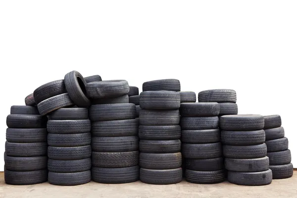 Neumáticos viejos aislados sobre fondo blanco — Foto de Stock
