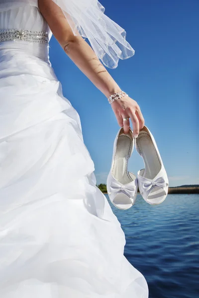 Νύφη με παπούτσια γάμου — Φωτογραφία Αρχείου