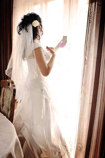 Bride przez okno — Zdjęcie stockowe