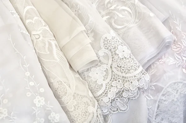 Um pálido de cortinas brancas — Fotografia de Stock