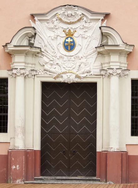 Kilise kapısına dekore edilmiş — Stok fotoğraf