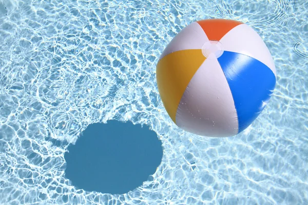Fond estival. Balle de plage sur la piscine — Photo