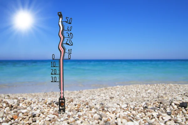 Termômetro derretido em uma praia mostra altas temperaturas — Fotografia de Stock